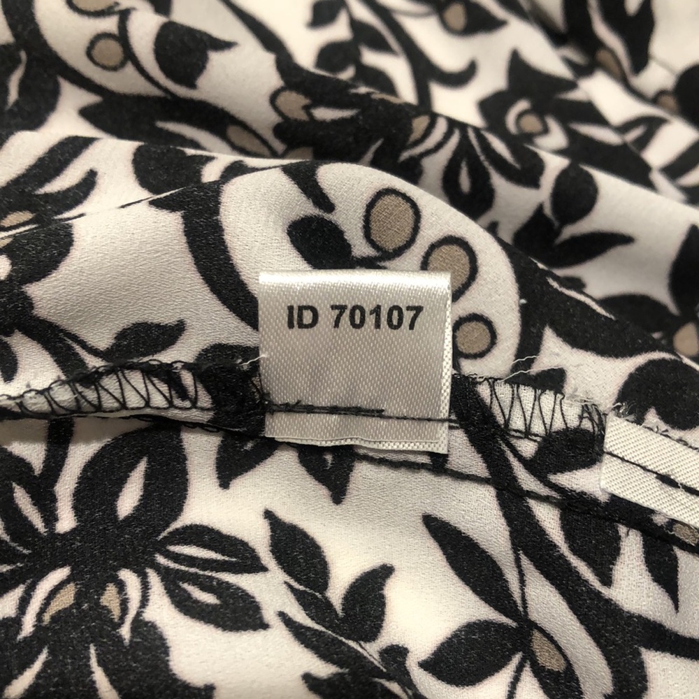 THE LOFT (EUC) Sleeveless Blouse Black&White Floral Design. Comfortable! Size SP - Picture 7 of 10